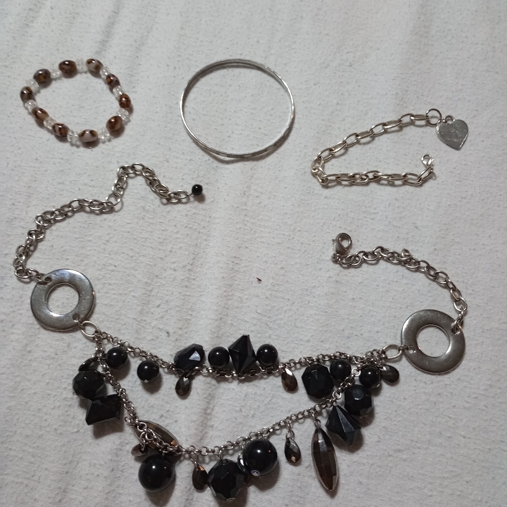 Lot of 4 costume jewelry pieces, 3 bracelets, 1 necklace, great quality (B001)